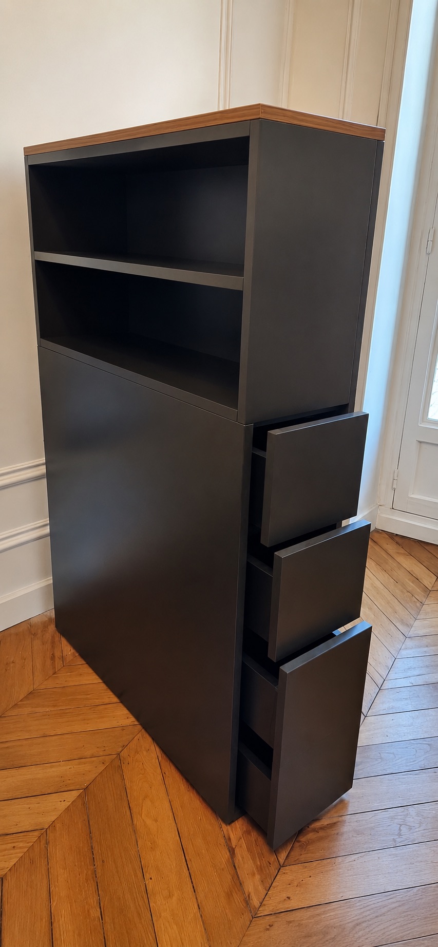 Meuble de rangement noir sur mesure avec tiroirs latéraux