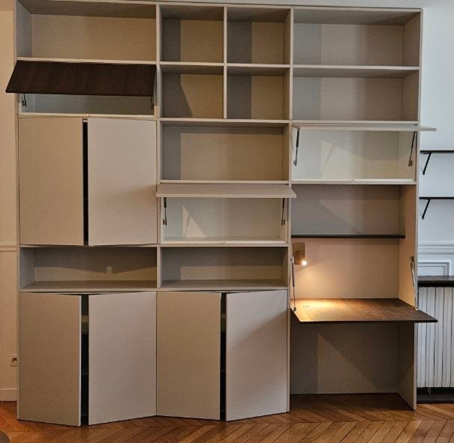 Agencement mural sur mesure avec rangements et bureaux