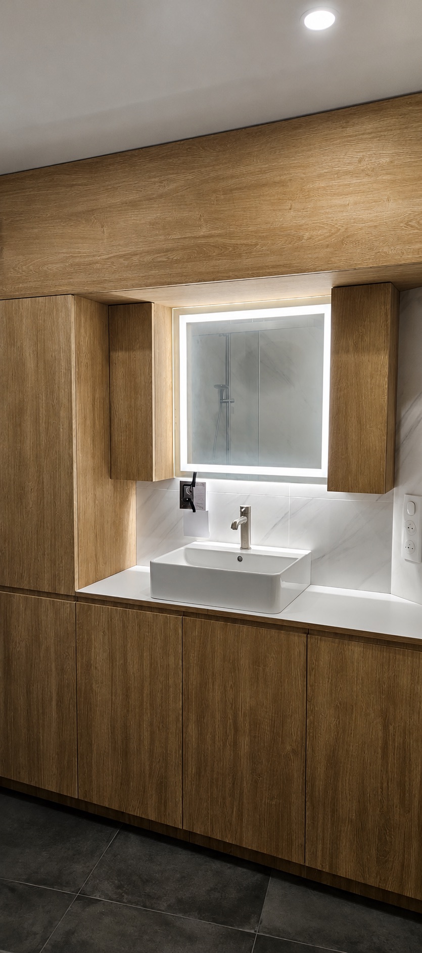 Mobilier de salle de bain sur mesure en finition bois