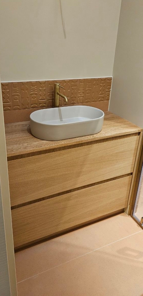 Meuble vasque sur mesure en bois avec tiroirs