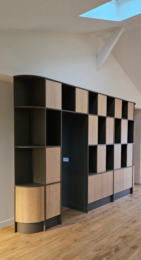 Bibliothèque intégrée noire et bois avec passage central